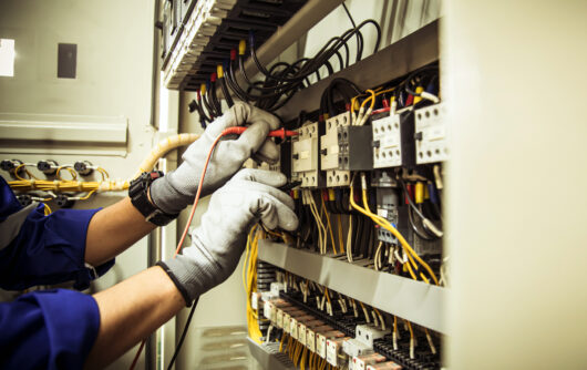 mao-de-engenheiro-eletrico-verificando-tensao-da-corrente-eletrica-no-terminal-disjuntor mao-de-engenheiro-eletrico-verificando-tensao-da-corrente-eletrica-no-terminal-disjuntor
